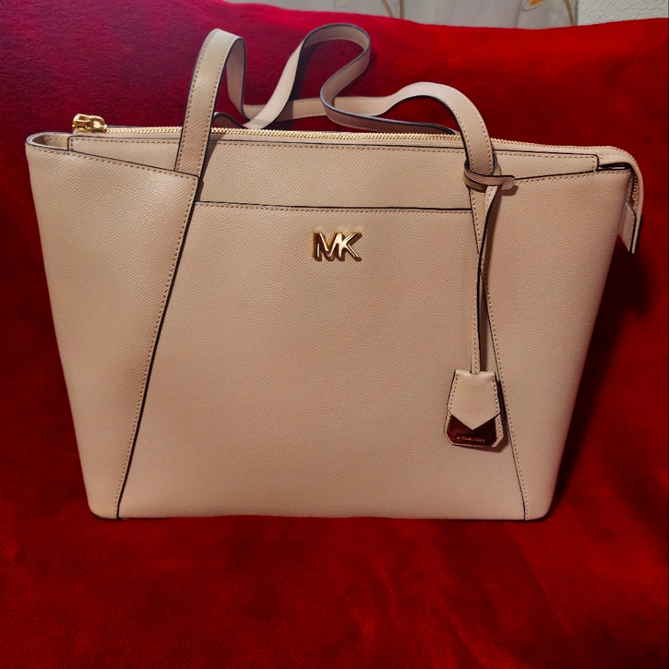 Authentic Michael Kors Maddie Bag In Soft Pink.